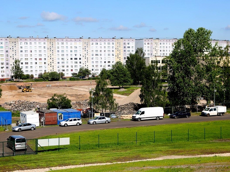 Iepazīstinās ar teritorijas labiekārtošanas darbiem teritorijā pie Deglava ielas kalna

