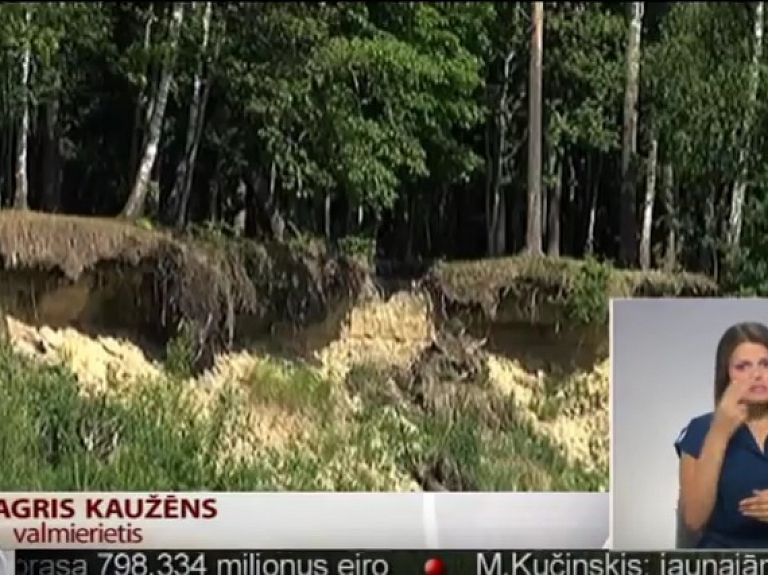 Turpinās Gaujas stāvo krastu erozija

