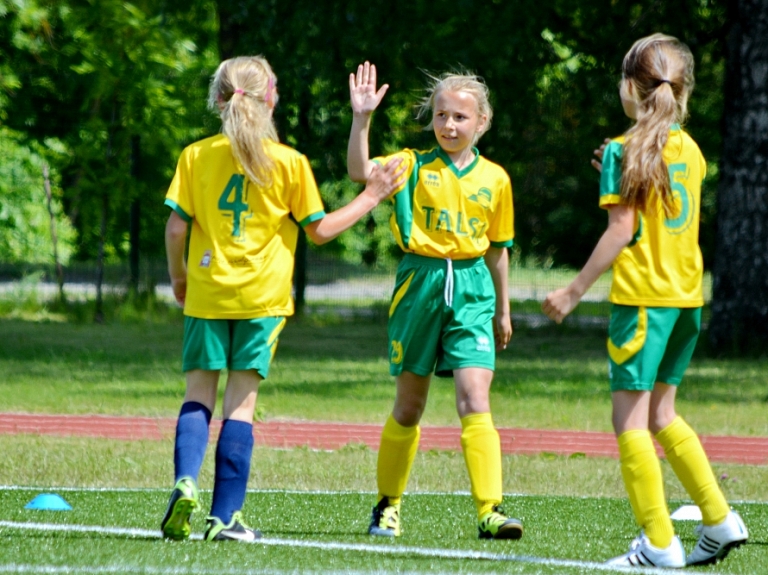 Iecavā un Olainē atklāta jaunā meiteņu futbola vasaras čempionāta sezona

