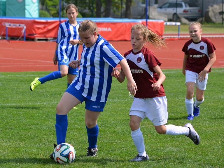 Atklāta jaunā meiteņu futbola vasaras čempionāta sezona

