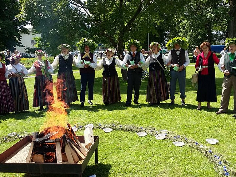 Saulgriežus Bauskā ielīgos ar kokles skaņām un uguns rituālu

