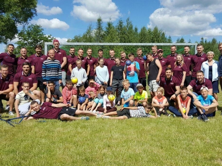 Latvijas vīriešu handbola izlase viesojas Valmieras SOS bērnu ciematā

