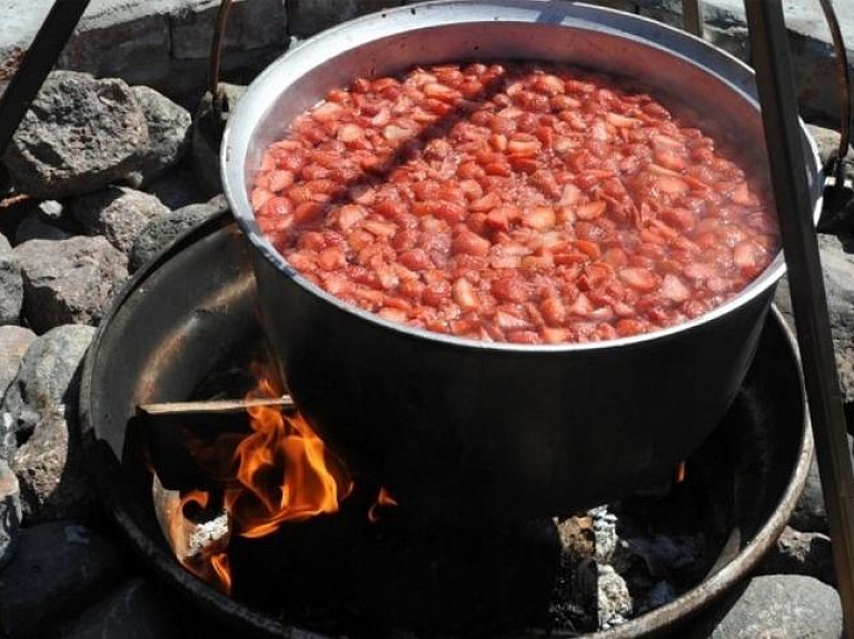 Kungu ielas radošā kvartāla Zemeņu festivālā norisināsies Zaļais tirdziņš

