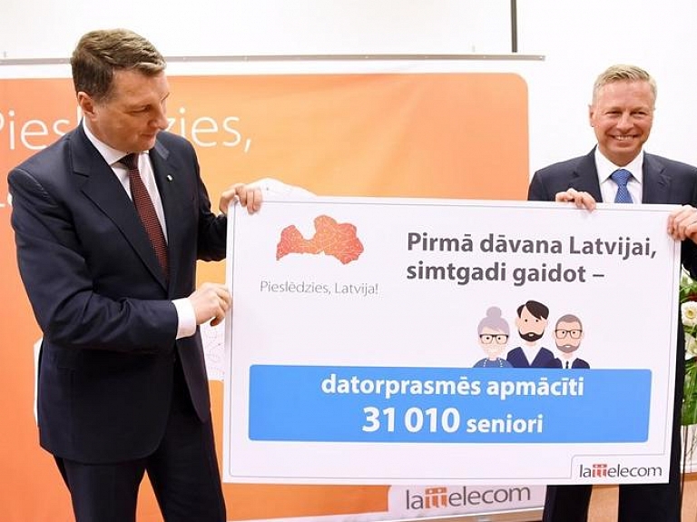 "Lattelecom" pasniedz Valsts prezidentam pirmo dāvanu Latvijas simtgadē