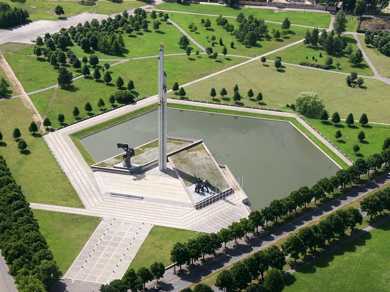 Par iniciatīvu demontēt Uzvaras pieminekli savākti nepieciešamie 10 000 paraksti 