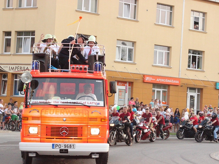 Aicina pieteikties dalībai Valmieras pilsētas svētku gājienā "Valmiera lepojas"