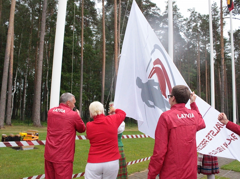 Svinīgi atklāta Valsts Prezidenta balvas vieglatlētikā izcīņa

