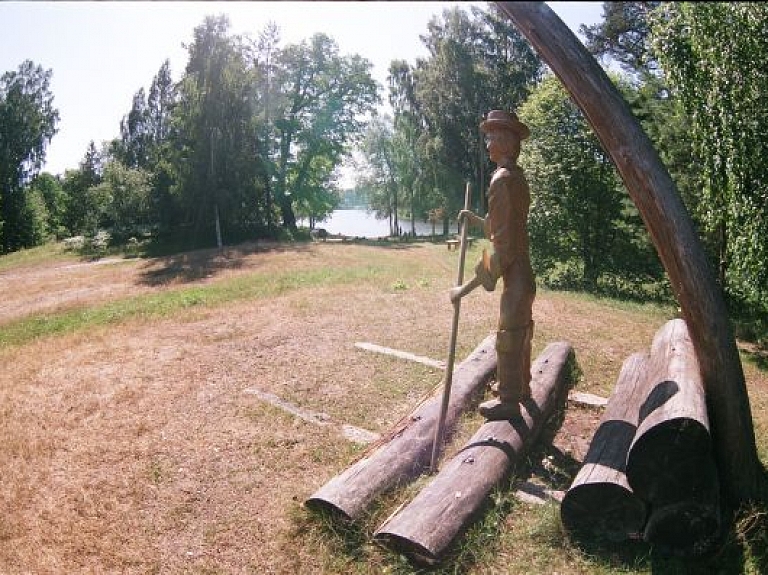 Pagarināts konkursa termiņš Gaujas plostnieka skulptūras skiču izstrādei

