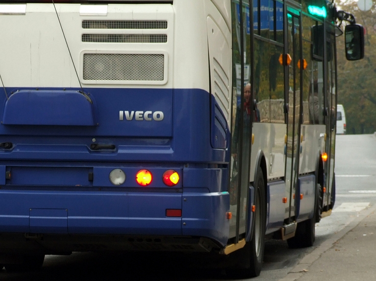 Jaunos Rīgas trolejbusus un autobusus nebūs iespējams vadīt cilvēkam alkohola reibumā

