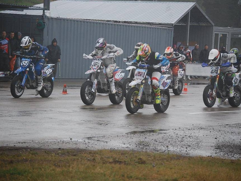 Latvijas supermoto čempionātā pārliecinoši līderi, Pumpurs izcīna Baltijas kausu

