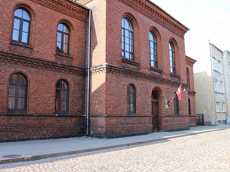 Turpinās skatīt pēc insulta atvaļinātā NBS Ūdenslīdēju skolas komandiera lietu

