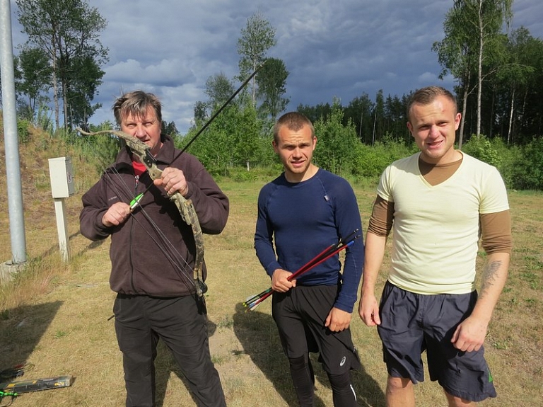 Sporta bāzē "Jankas"iespēja izmēģināt šaušanu ar loku un "kaķeni"