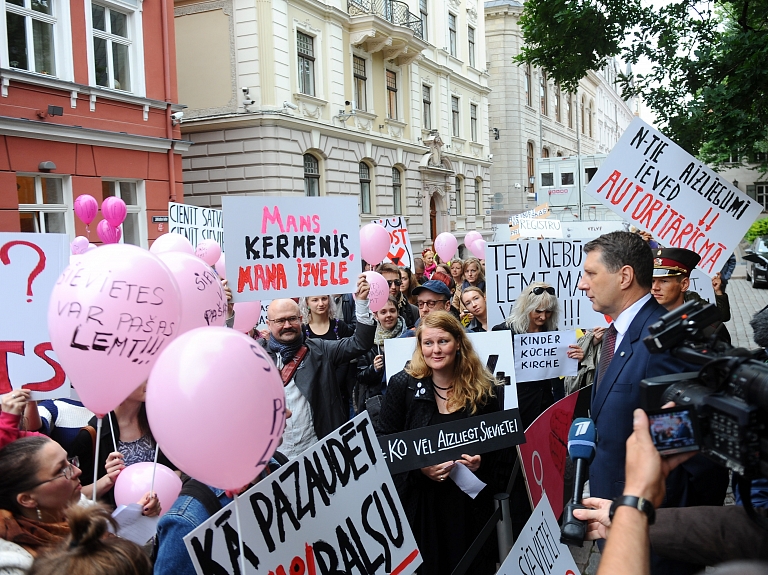 Ap 100 cilvēku pie Saeimas protestē pret olšūnu ziedošanas ierobežojumiem

