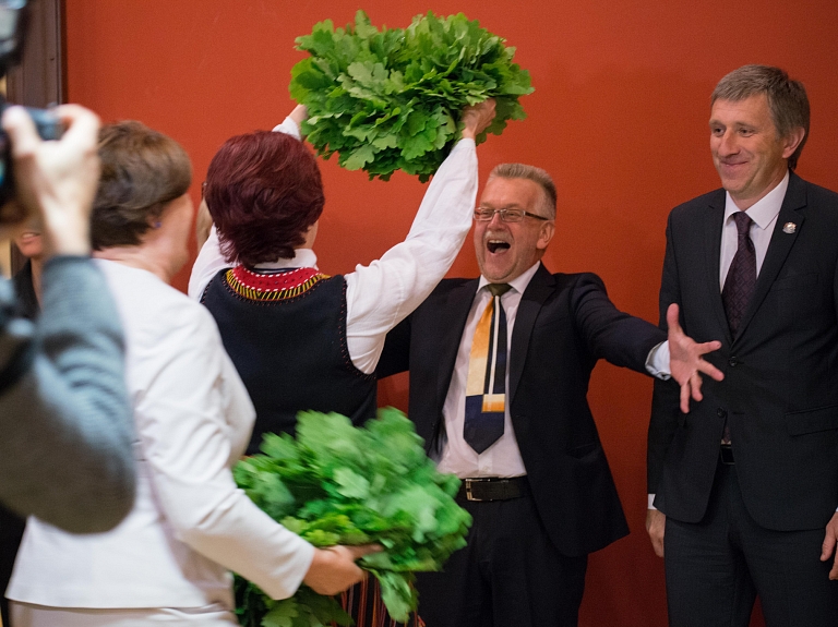 Saeimā ar ozollapu vainagiem sveic Jāņus

