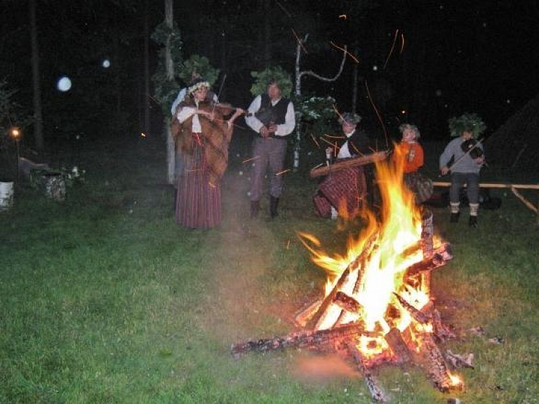 Vasaras saulgriežus aicina svinēt Pokaiņos

