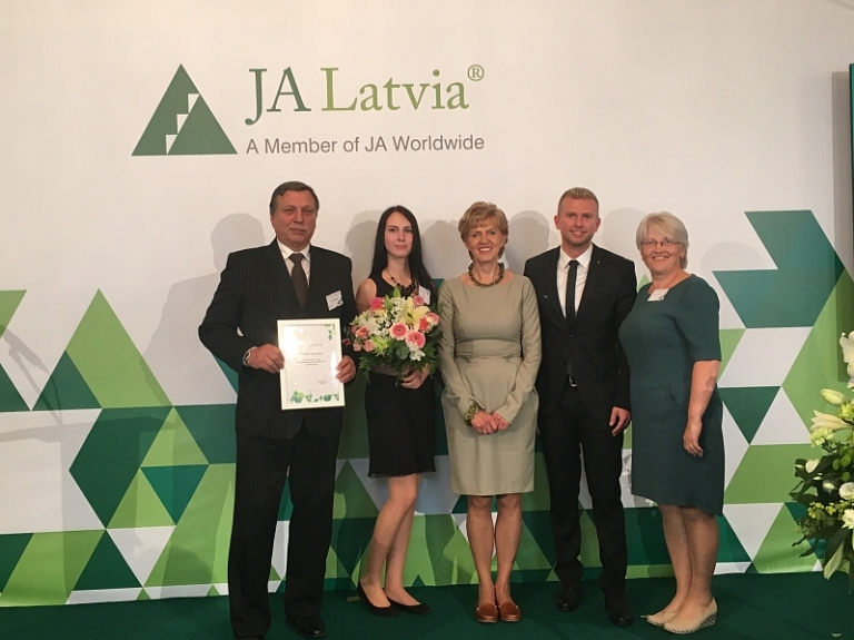 Konkursā "Gada labākais ekonomikā 2016" godina Valmieras tehnikuma audzēkni

