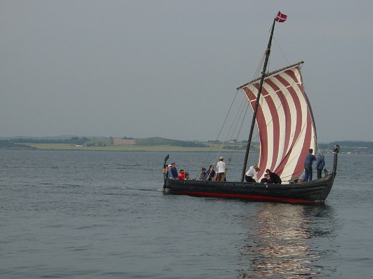 Liepājā Jūras svētkos pirmo reizi notiks kuršu vikingu liellaivu sacensības

