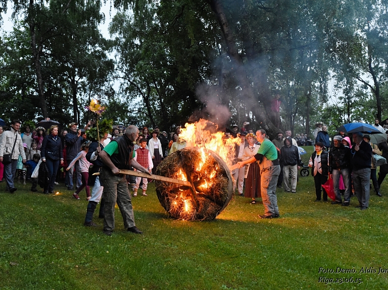 Gaidāmas tradicionālās Jāņu nakts svinības Dzegužkalnā

