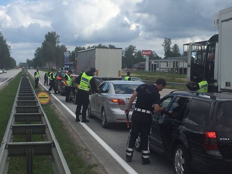 Arī Līgo dienas rīts Rīgā sācies ar policijas reidiem

