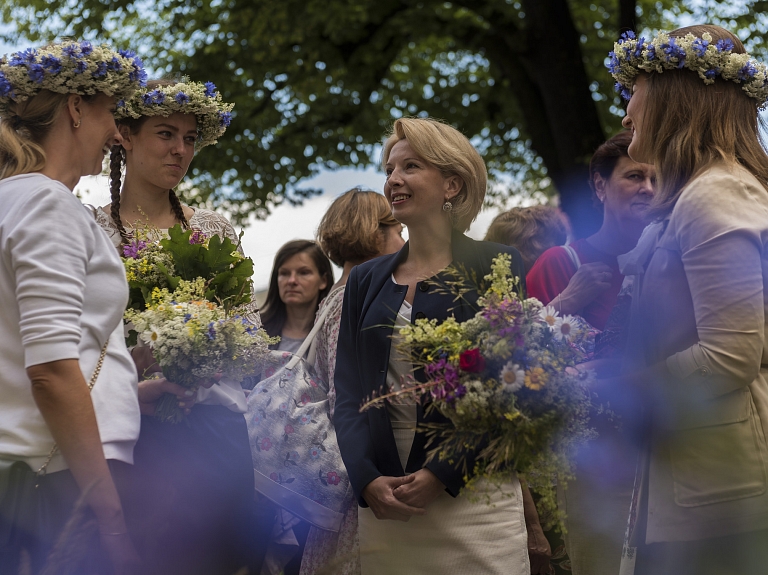 Latvijas iedzīvotājiem šķiet, ka tos laimīgākus darītu godīgi politiķi

