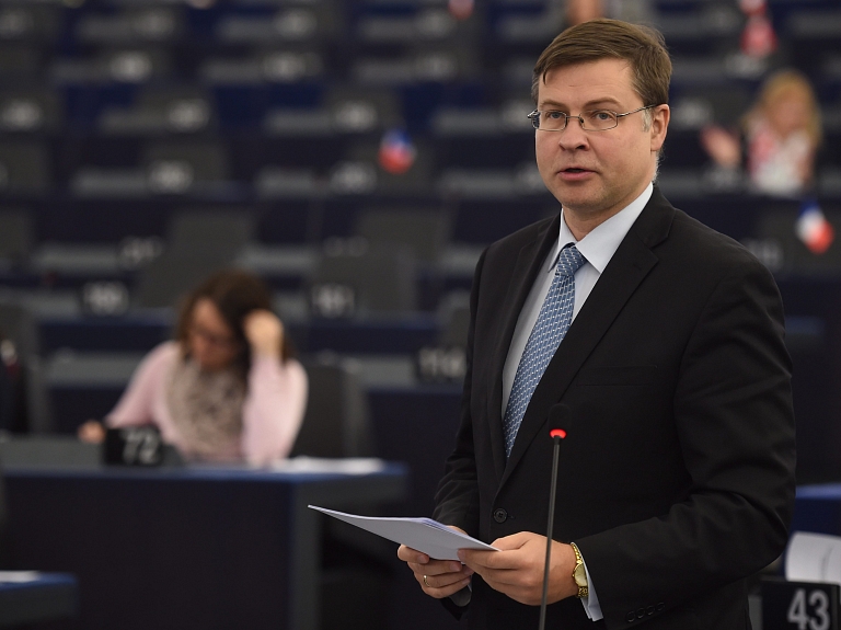 Lielbritānijas pārstāvis EK paziņo par demisiju; portfeli nodos Dombrovskim

