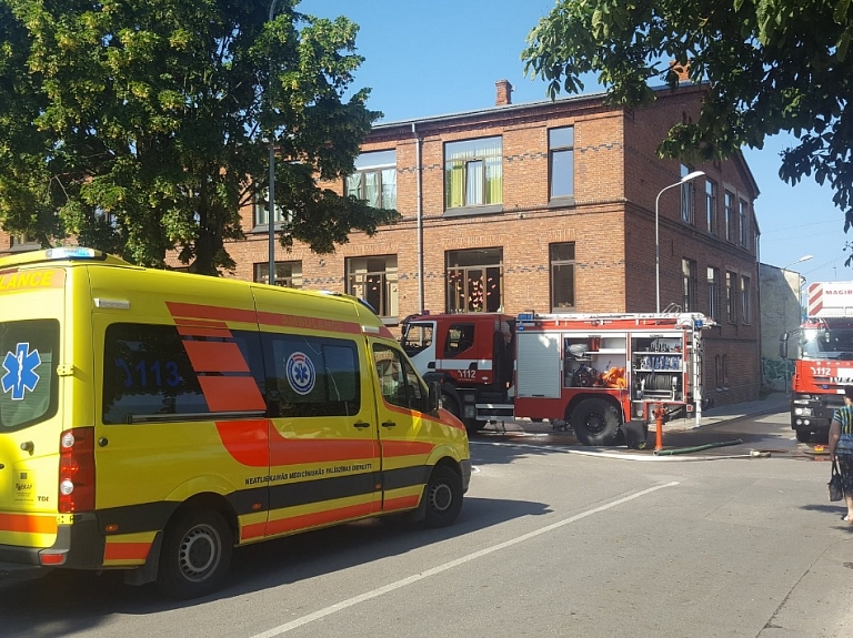 Liepājā zibens izraisījis skolas ēkas jumta aizdegšanos

