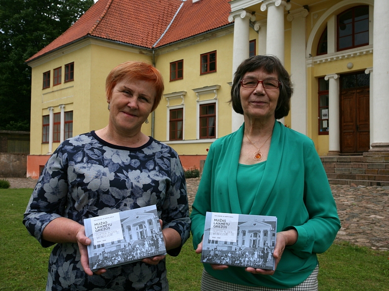 Klajā nākusi Intas Dišleres un Agritas Ozolas grāmata par muižām

