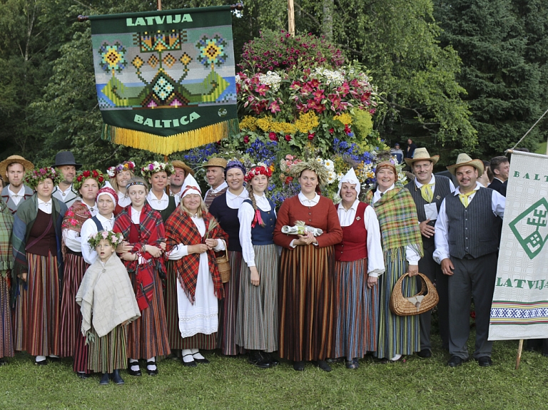 Siguldas folkloras kopa "Senleja" Turaidā izdzied 35.dzimšanas dienu

