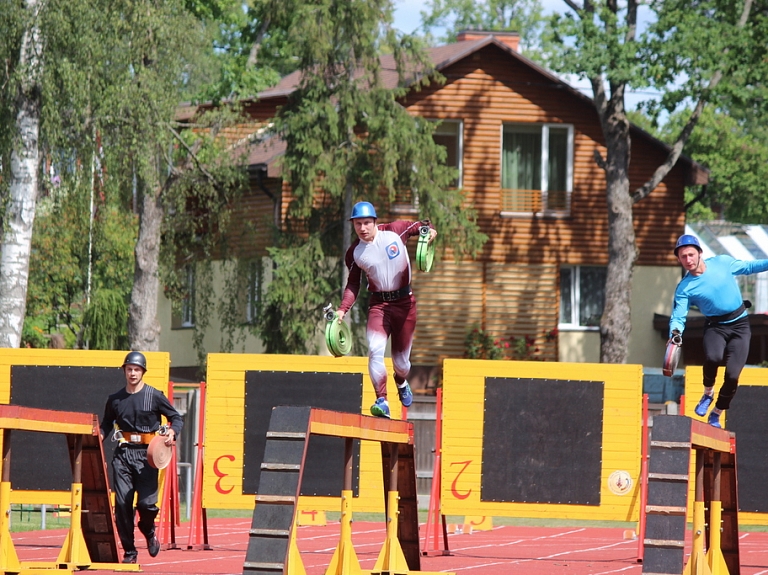Valmierā notiek Latvijas čempionāts ugunsdzēsības sportā

