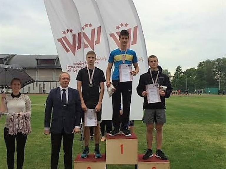 Krāslavas Sporta skolas vieglatlētiem vēl trīs medaļas Latvijas čempionātos

