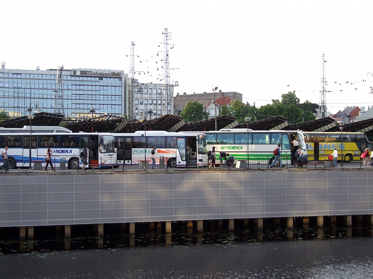 Maršrutu tīklā iekļauj astoņus autobusa maršruta Rīga-Ogre reisus; sešus slēdz

