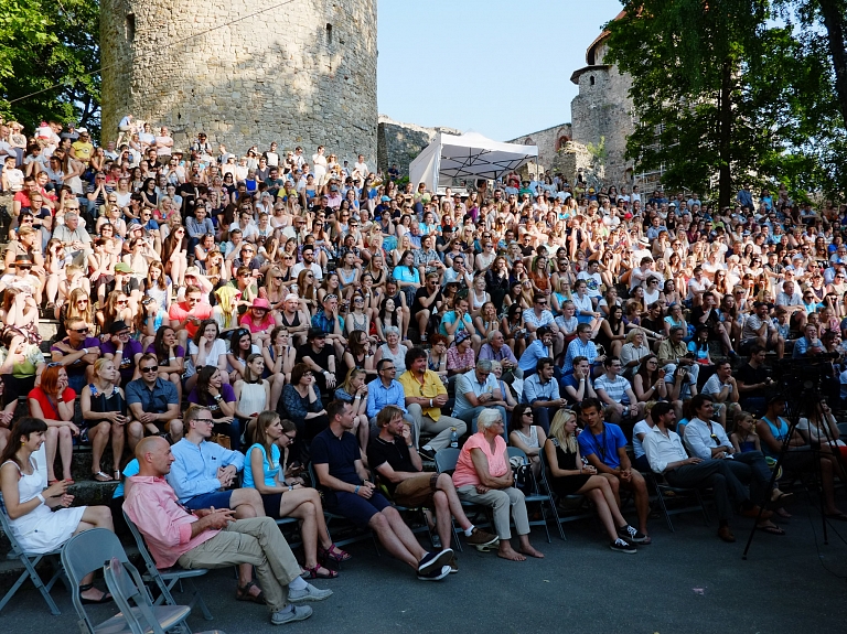 Cēsīs ar bagātīgu programmu sāksies otrais sarunu festivāls "Lampa"

