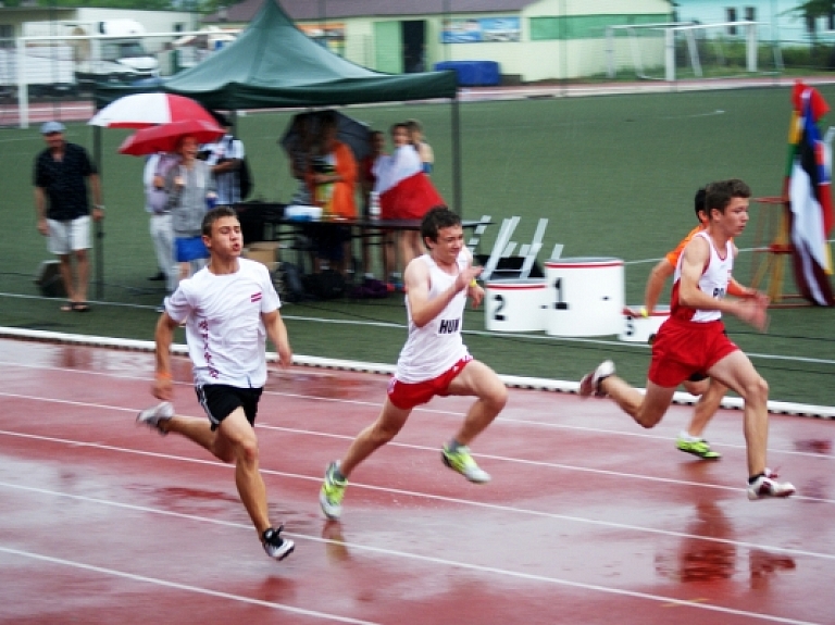 Līvānu sporta skolas vieglatlēti startēja Latvijas jauniešu vieglatlētikas izlases sastāvā

