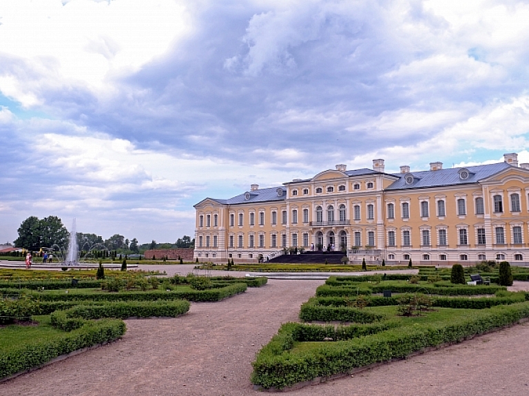 Rundāles pils aicina uz Dārza svētkiem

