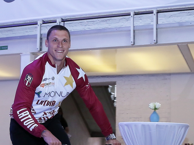 Valmierā atklās bronzā atlietu Māra Štromberga BMX velosipēdu

