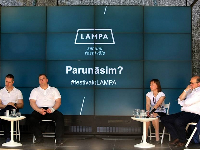 Ar aģentūras LETA rīkotu diskusiju par mākslīgo intelektu Cēsīs turpināsies festivāls "Lampa"

