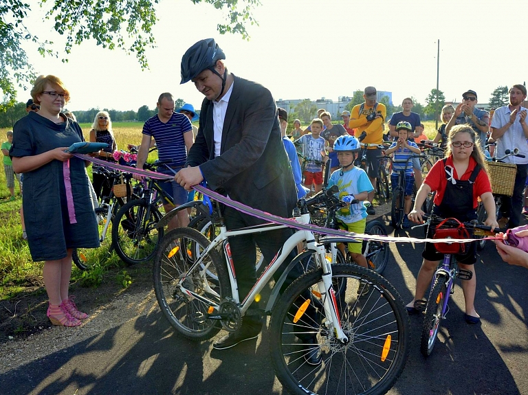 Pirms Mūzikas svētku ieskaņas koncerta atklāj jauno veloceliņu 