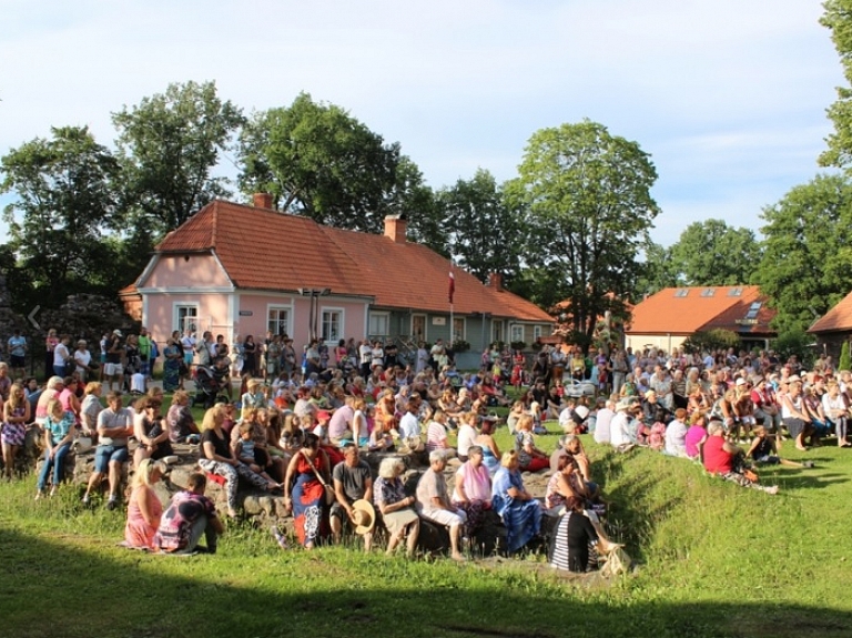 Jūlijā Valmieras Pilsdrupu estrādē notiks trīs brīvdabas teātra izrādes

