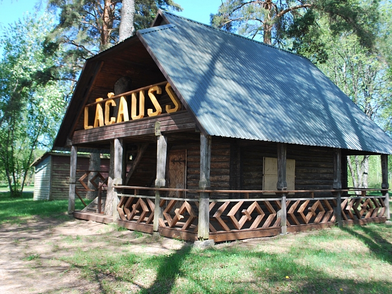 Stāmerienas "Lāčausī" izrādīs Konstances Miķelsones komēdiju