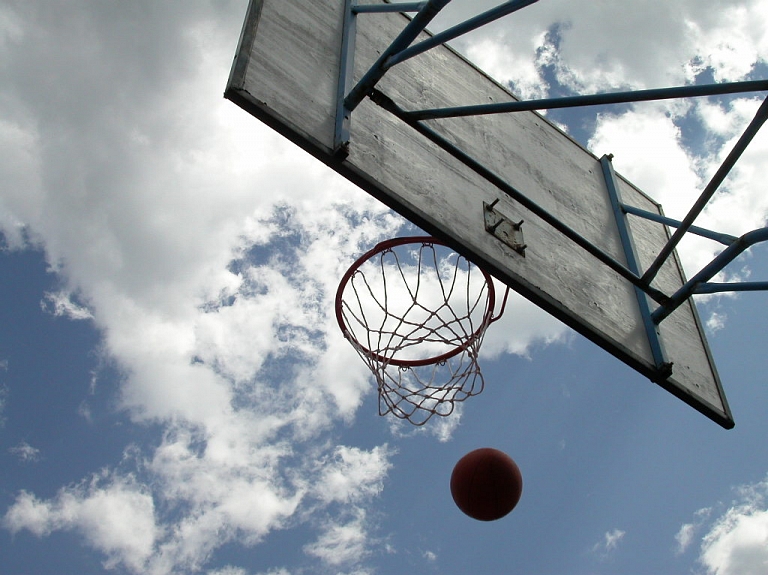"VEF Rīga" dāvina Mazsalacai basketbola grozus