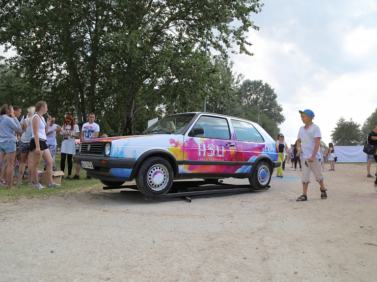 "Holi" festivāla dalībnieks tiek pie "Holi" automašīnas