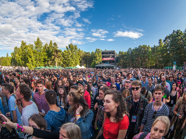 Festivālā "Positivus" kārtību uzraudzīs 130 policisti un 100 apsardzes darbinieki; brīdina par sastrēgumiem

