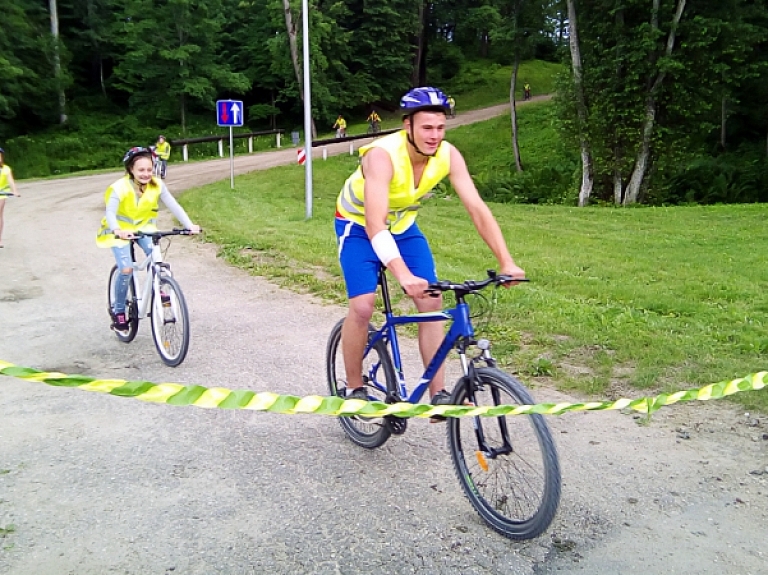 Dagdas novada jauniešu velobrauciens veltīts Latvijas 100 gadu jubilejai

