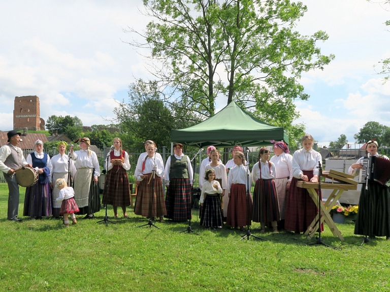 Triju novadu folkloristi satiekas "Gorūzā"

