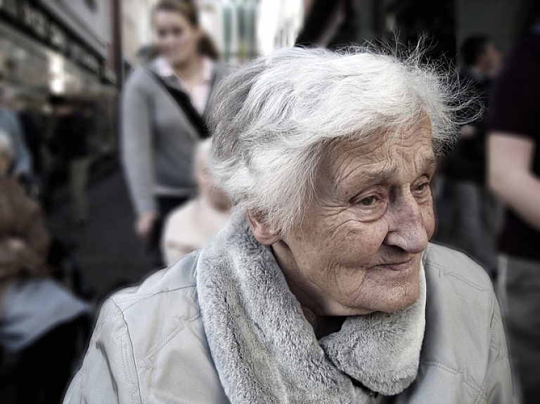 Seniori pagaidām piesardzīgi skatās uz ieceri medicīnai novirzīt daļu no sociālajām iemaksām

