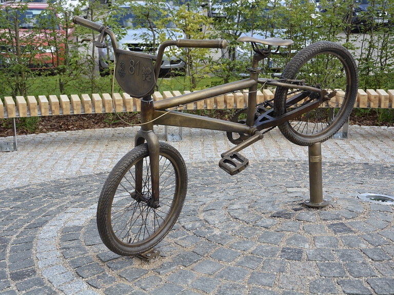  Lai veiktu tehniskus uzlabojumus, demontēts bronzā atlietais BMX velosipēds