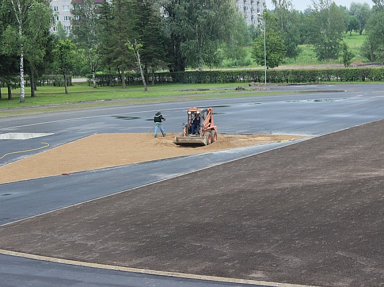 Turpinās skrejceļa pārbūve Gulbenes stadionā

