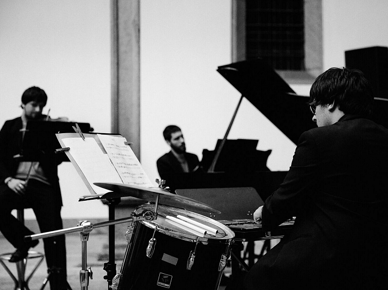 Cēsīs uzstāsies spāņu instrumentālā grupa "Caspervek Trio" 

