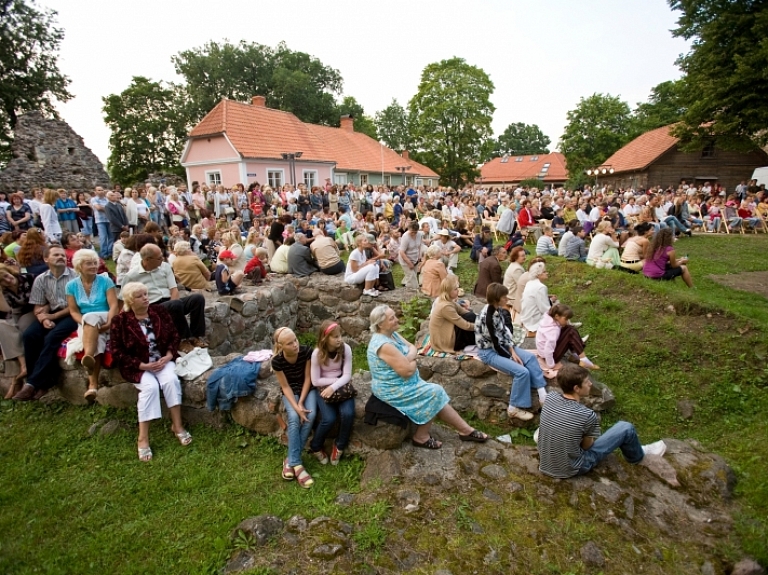 Augustā Pilsdrupu estrādē notiks trīs brīvdabas izrādes

