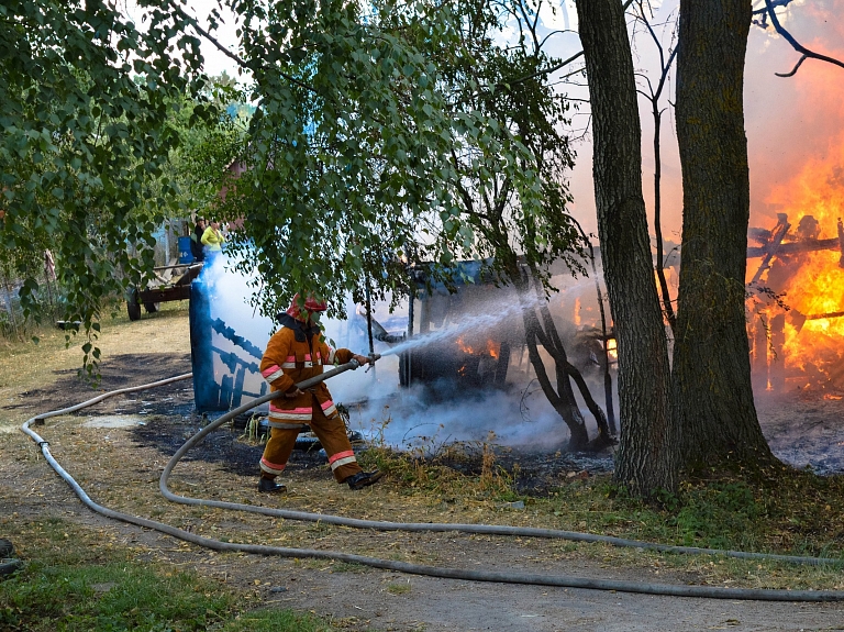 Jelgavā dedzis šķūnis